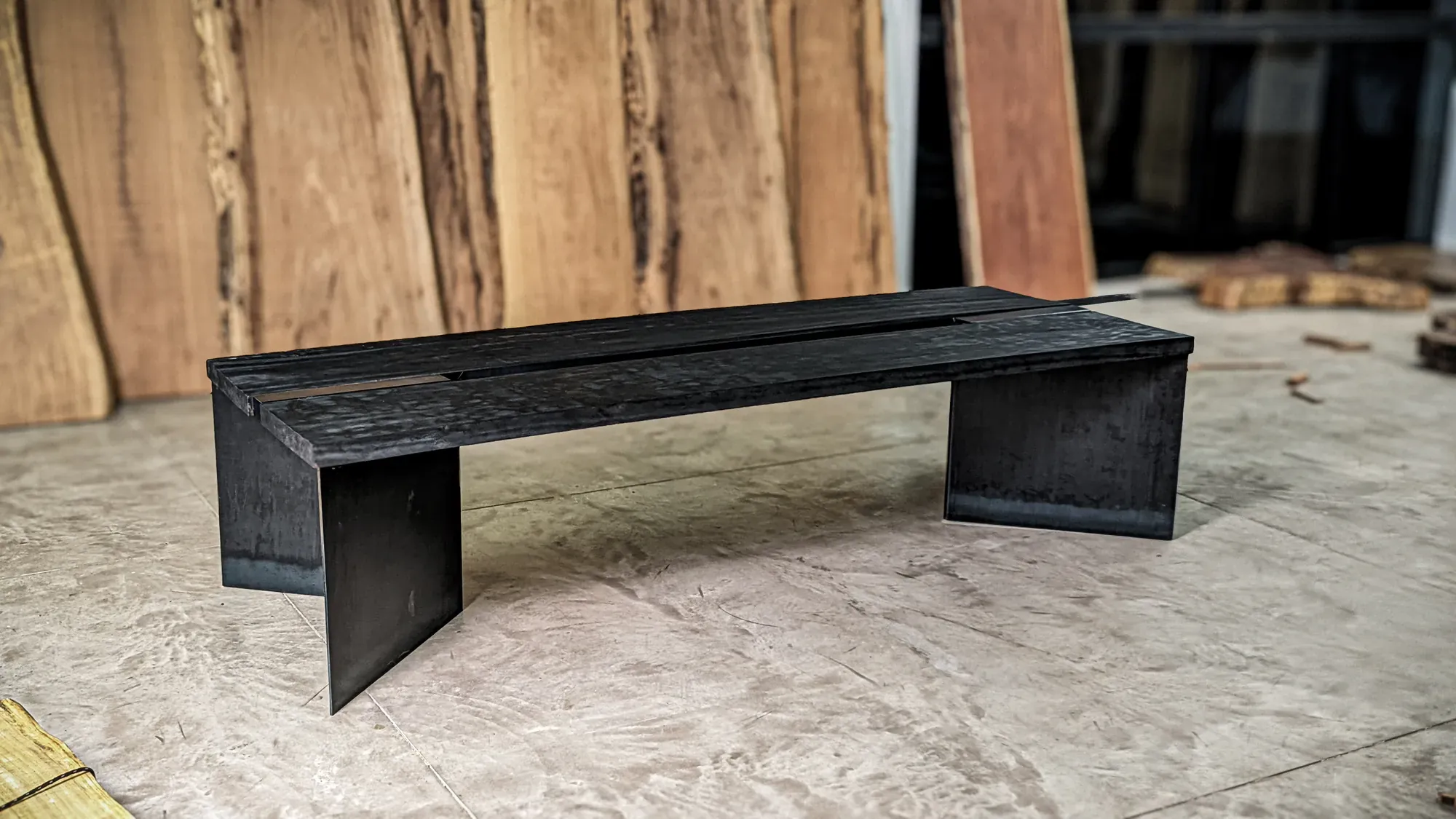 Mesa de jantar de madeira com base escura