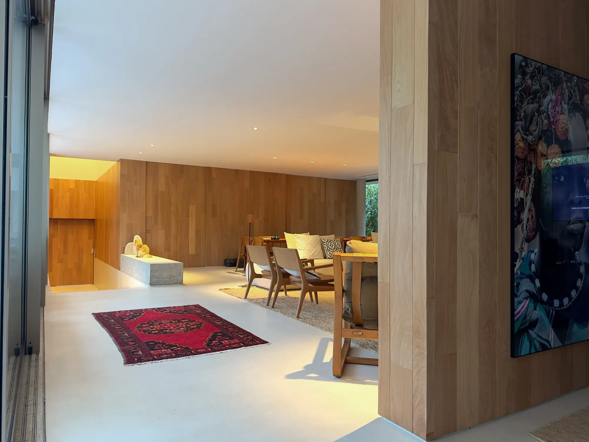 Sala com parede revestida de madeira